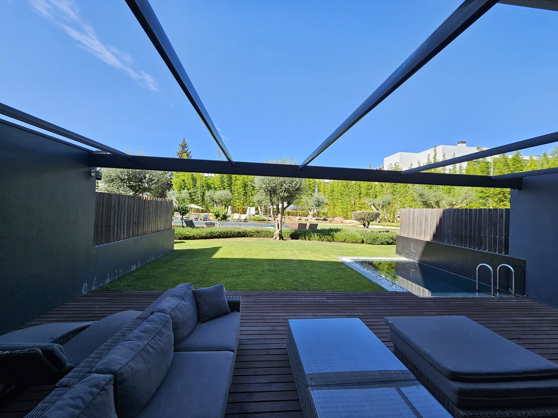 Terraço e piscina privativa