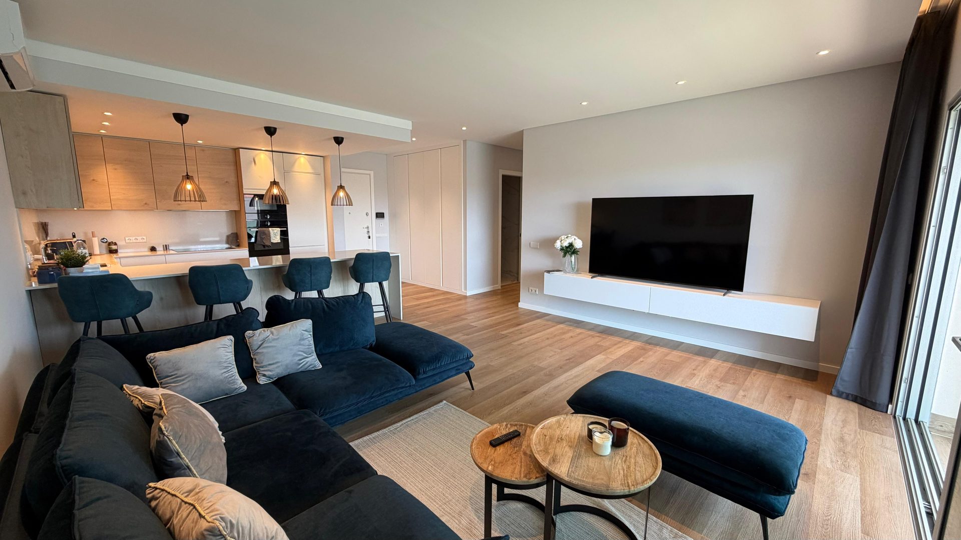 Sala, vista para a cozinha