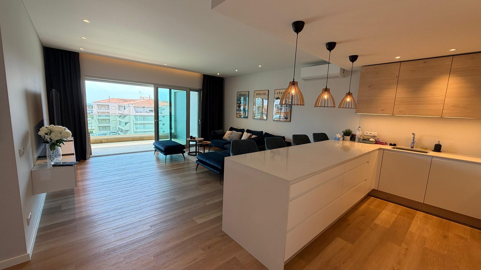 Sala e cozinha, vista alternativa