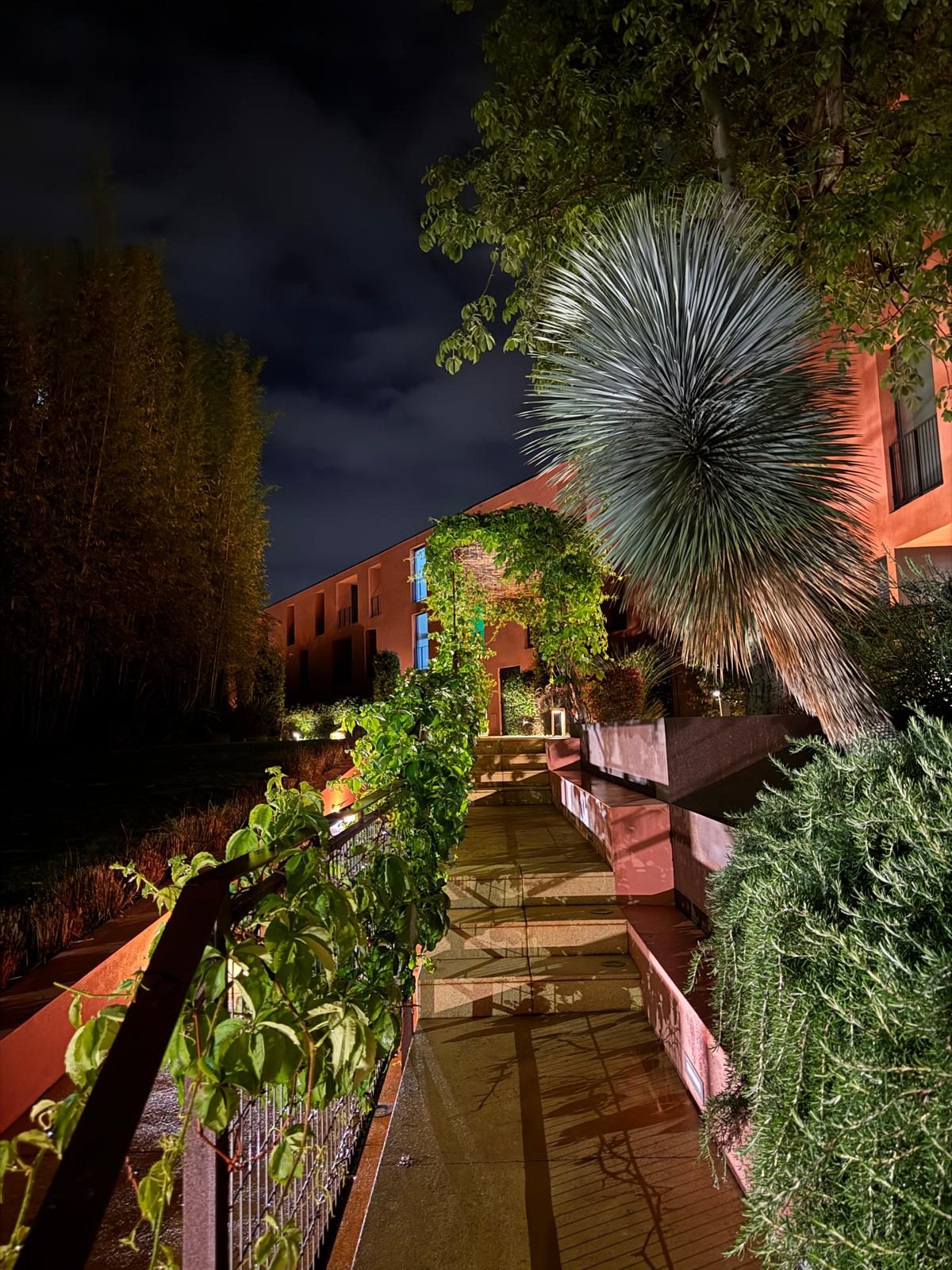 Jardins do condomínio, noite