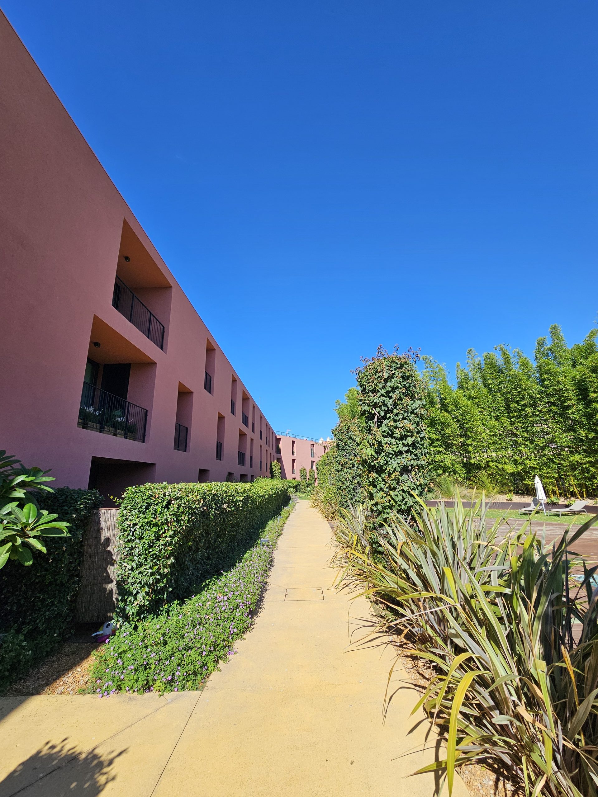 Fachada e jardins