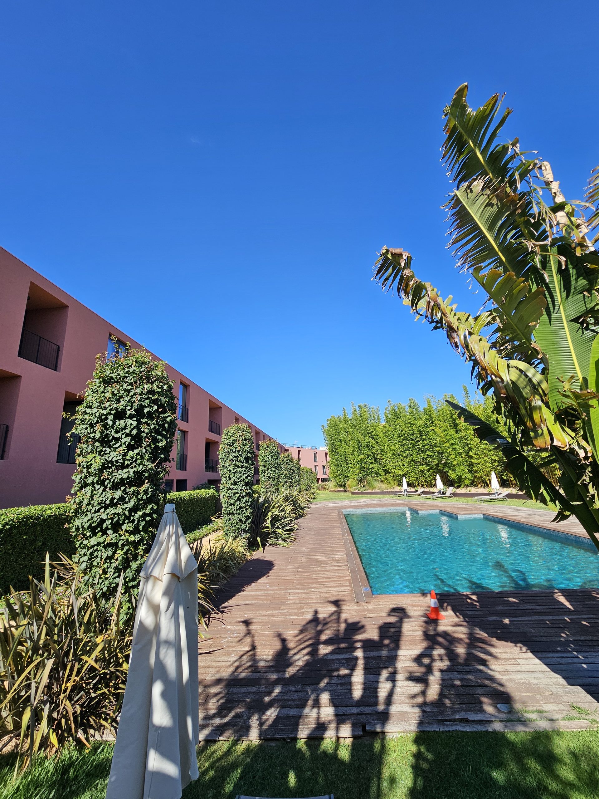 Jardins e piscina